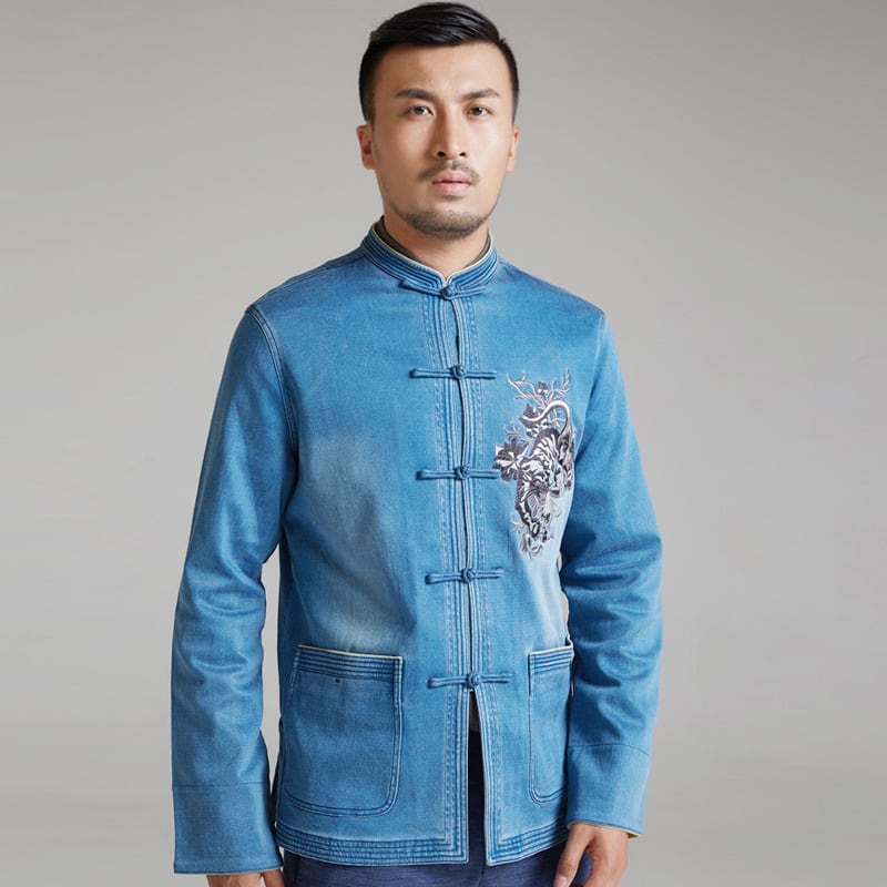 胸に大きな中華龍の刺繍が施されたデニムジャケット。唐装のようなストレートなシルエットが特徴です。