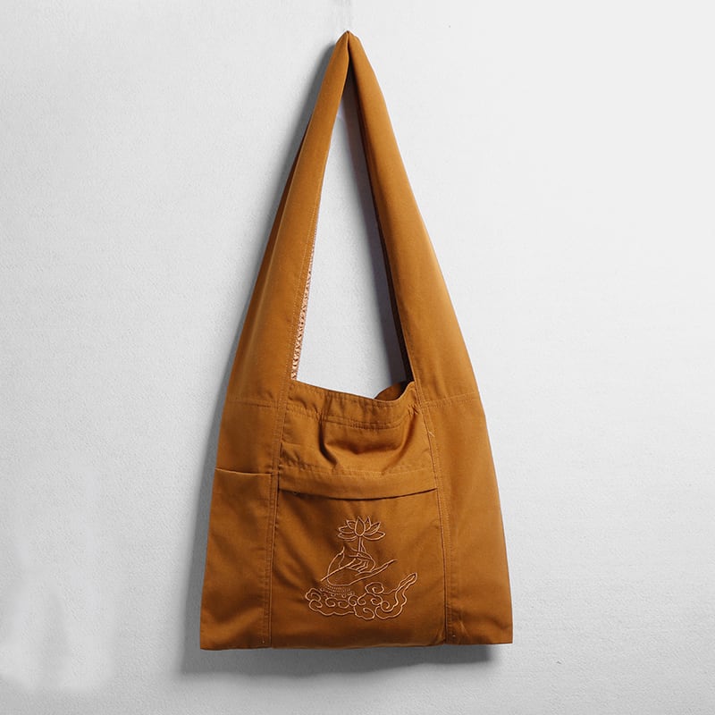 キャンバス生地のクロスショルダーバッグ。中国仏教の僧侶が昔使っていた僧人包をアレンジしたバッグです。
