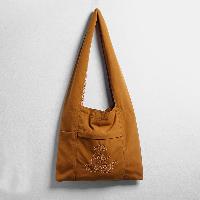 キャンバス生地のクロスショルダーバッグ。中国仏教の僧侶が昔使っていた僧人包をアレンジしたバッグです。