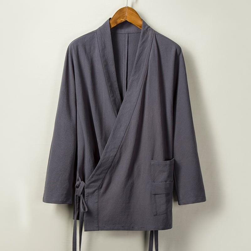 カンフーの修行僧が着る衣装のようなジャケット。重ね襟になっておりウエスト部分の紐で留める仕様です。