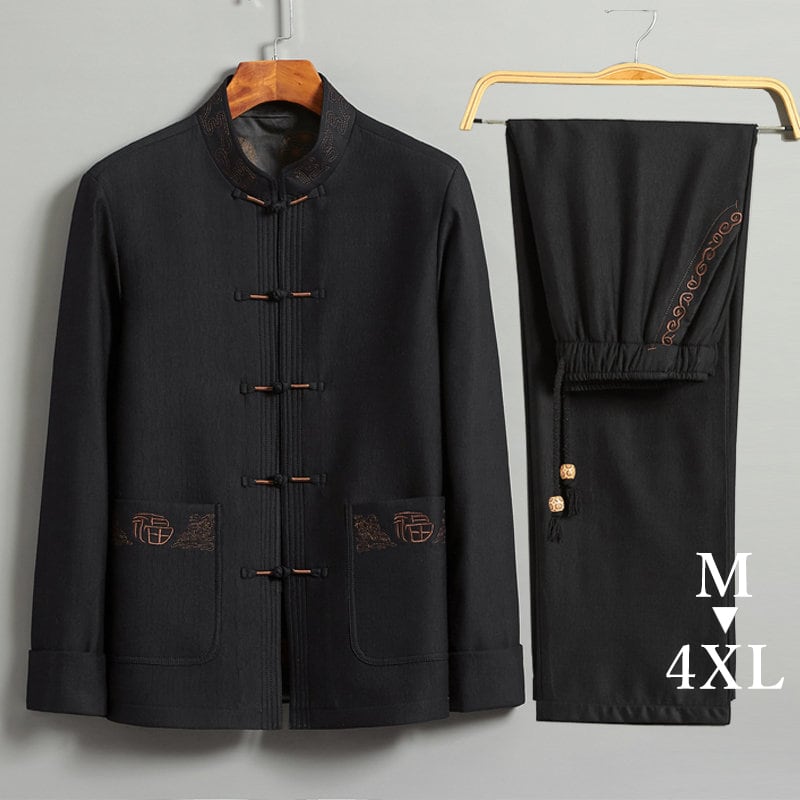 ポケットに豪華な刺繍が施されたスーツ。素材であるシルクコットンは上品な光沢を作ります。