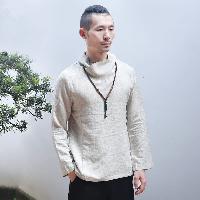 レトロなジャガード柄のハイネック長袖Tシャツ。綿麻のしっかりした素材なので、肌寒い秋や春先に最適です。