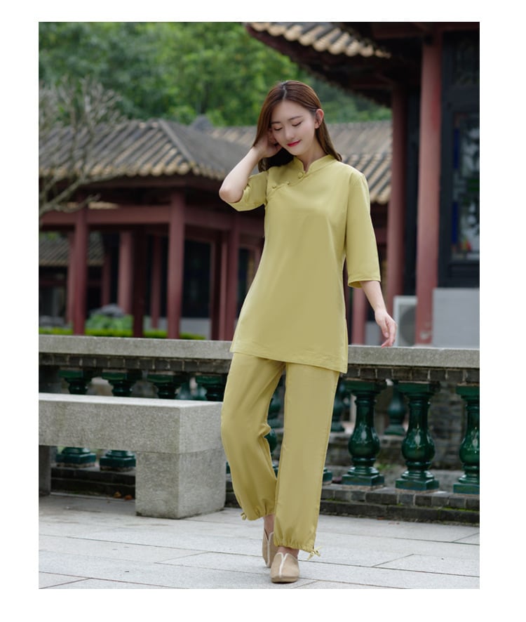 女性のカジュアルなヨガ服