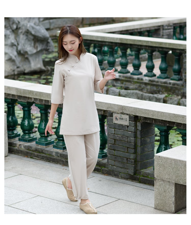 女性の太極拳練習服