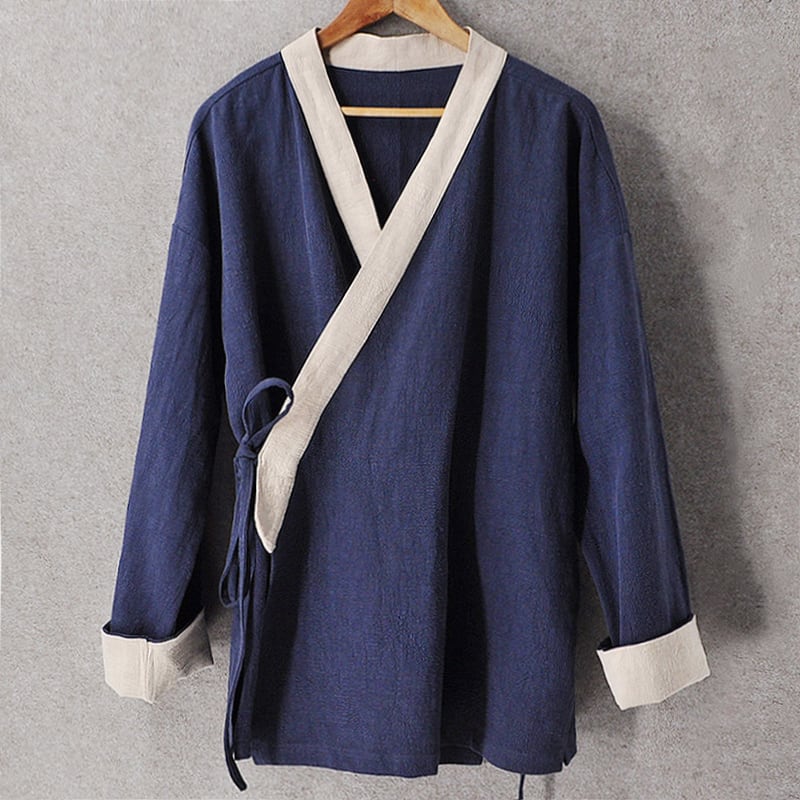伝統的な漢服風の斜め襟ジャケット。色使いがカジュアルな雰囲気。