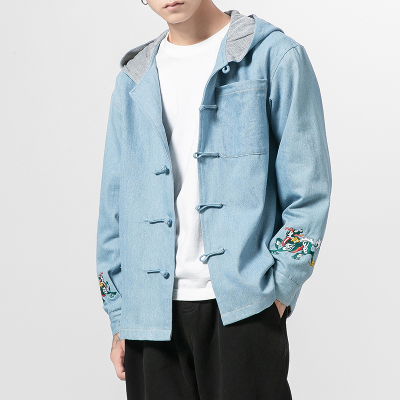 カジュアルなデニムのパーカージャケット。袖には麒麟柄の刺繍が施されチャイナ感を表現。