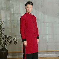 赤と黒の配色使いが印象的なロングジャケット！赤色の表地には上品な織柄が施されています。
