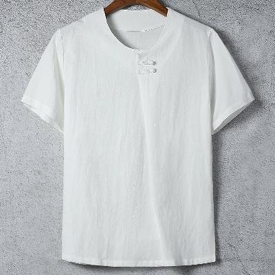 ユニークな飾りボタンのTシャツ！スタイリッシュなアイテムです。