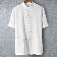 伝統的な唐装仕様の半袖シャツ。袖口は折り返しを飾りの玉ボタンで留めるおしゃれなデザイン。
