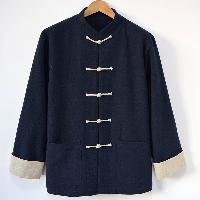 良質な綿麻のチャイナジャケット。身生地と配色となるボタンと袖口がカジュアルな雰囲気