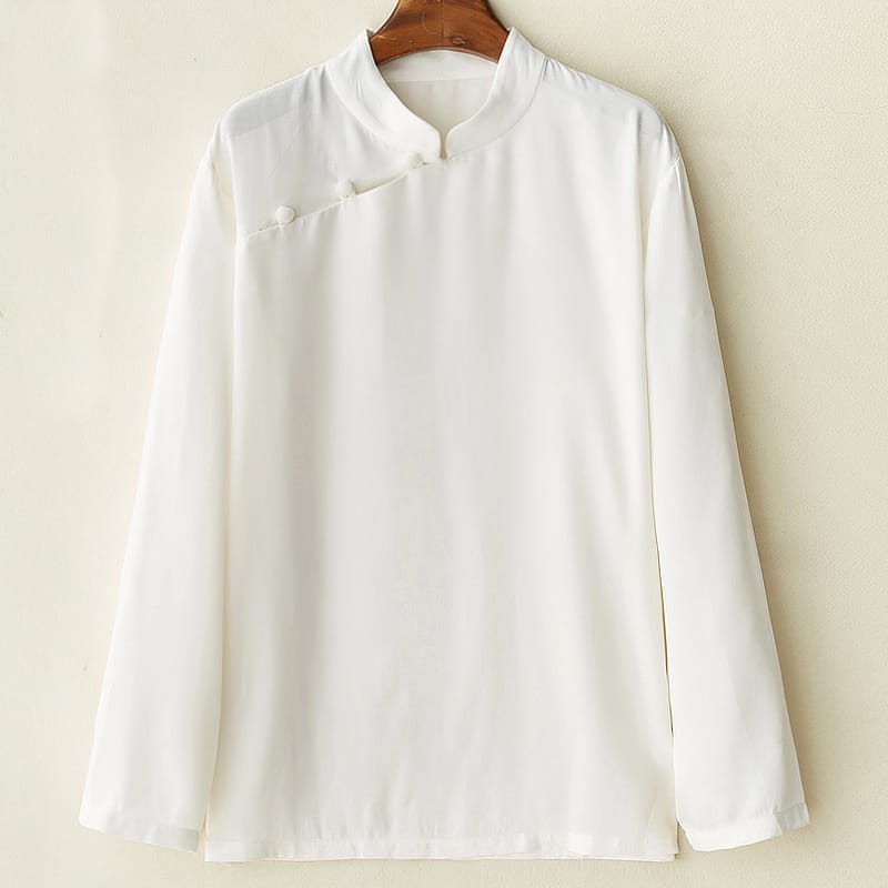 シルクのような光沢とドレープ感のある長袖シャツ。高級感のある翡翠ボタンを使ってます。
