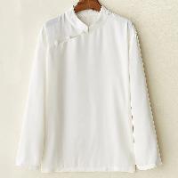 シルクのような光沢とドレープ感のある長袖シャツ。高級感のある翡翠ボタンを使ってます。