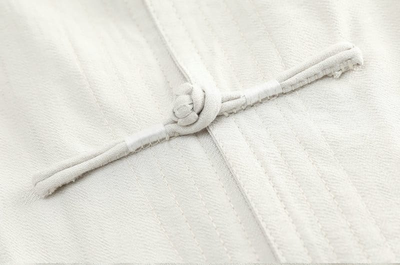 ポケットに刺繍が施されたチャイナシャツ