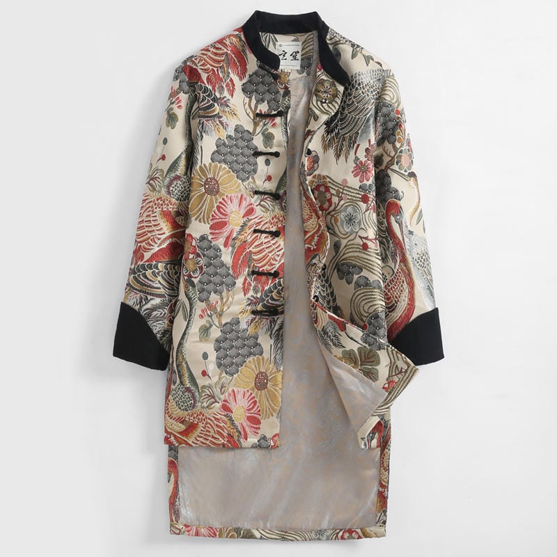 豪華な仙鶴の刺繍が入ったコート。20cmほどロングテール仕様です。