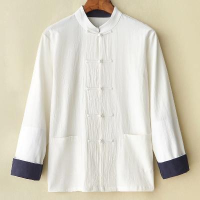 薄手綿麻を使用した春夏向きシャツ。襟裏と袖口に施された濃紺の配色が印象的