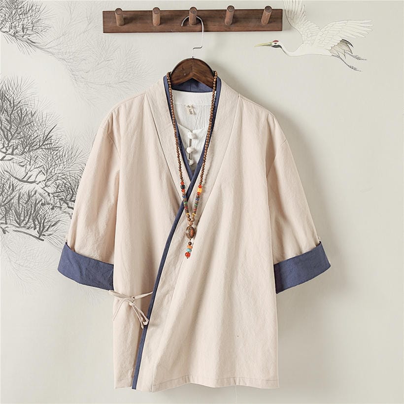 伝統的な斜め襟の５分袖ジャケット。前立てのパイピングや折り返し袖口がおしゃれ。