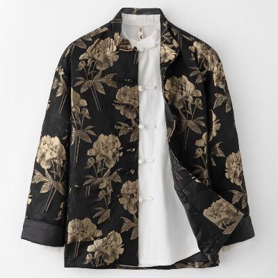 蓮の花をモチーフにしたジャケット。ジャカード生地はとても高級感