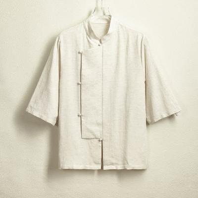 斜めラペルの5分袖シャツ。薄手の綿ポリ素材は通気性が高く快適。