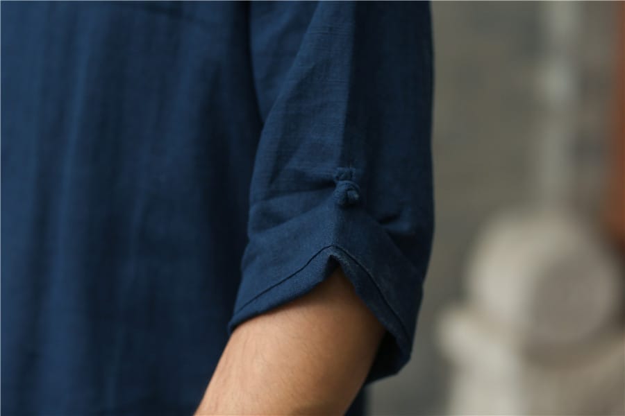 男性の斜め開きTシャツ