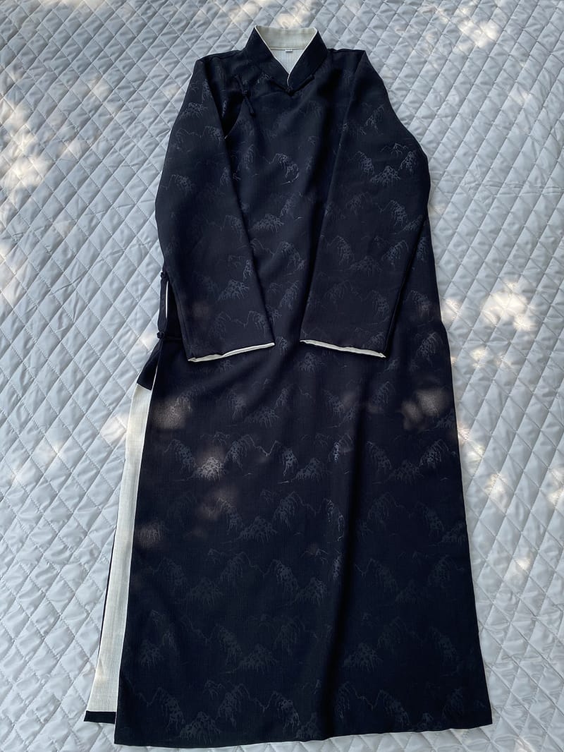 男性の中華風ローブ