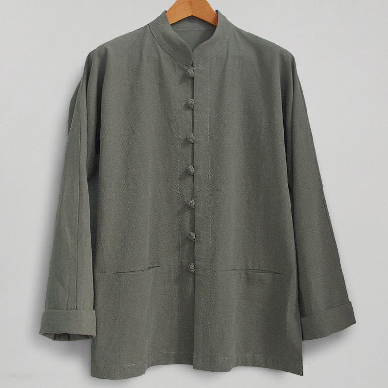 スタンドカラーと伝統的な玉結びのボタンが特徴のシャツ