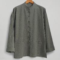 スタンドカラーと玉結びのボタンが特徴のシャツ、シンプルで上品なアイテムです。