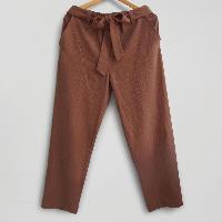 ワイドストレートのチャイナパンツ。ウォッシュ加工を施した質感のある生地を使用。