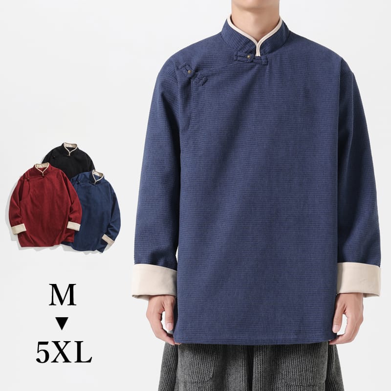 表面感のある素材のジャケット。真鍮のボタンが豪華な印象