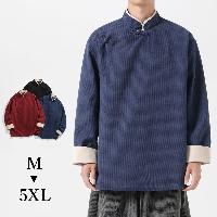 表面感のある素材のジャケット。真鍮のボタンが豪華な印象を作ります。