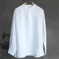 純亜麻素材のスタンドカラーシャツ。シンプルなデザインで、ゆったりとしたプルオーバースタイルです。