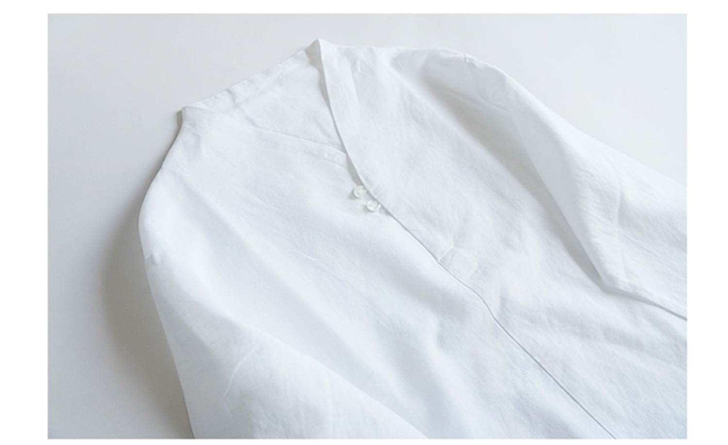 メンズのチャイナV襟シャツ