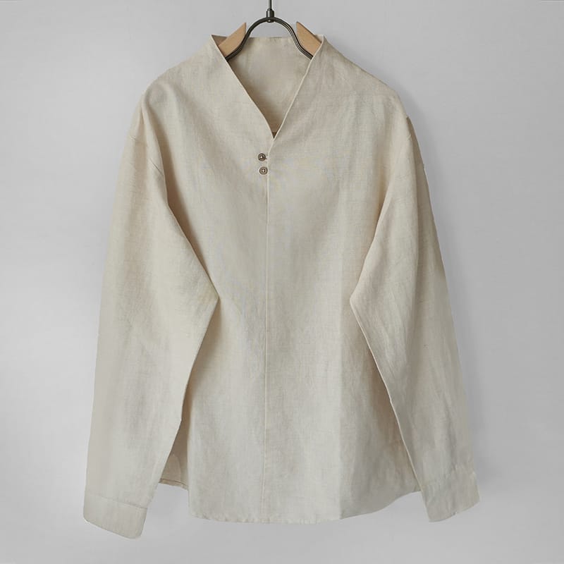 薄手素材を使ったプルオーバーシャツ。涼しげな着心地のトップス