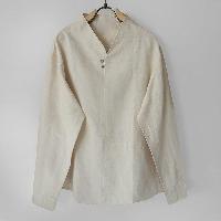 薄手綿麻素材を使ったプルオーバースシャツ。春夏向けに作られた涼しげな着心地のトップス。