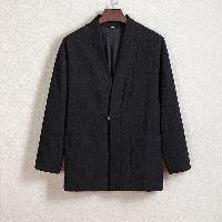 テクスチャード生地で作られた男性用カーディガン。波状の織り柄とリラックスしたシルエットが特徴。