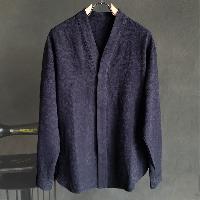 凹凸感のある花柄のジャガード織りが表現された比翼前立てのシャツです。 