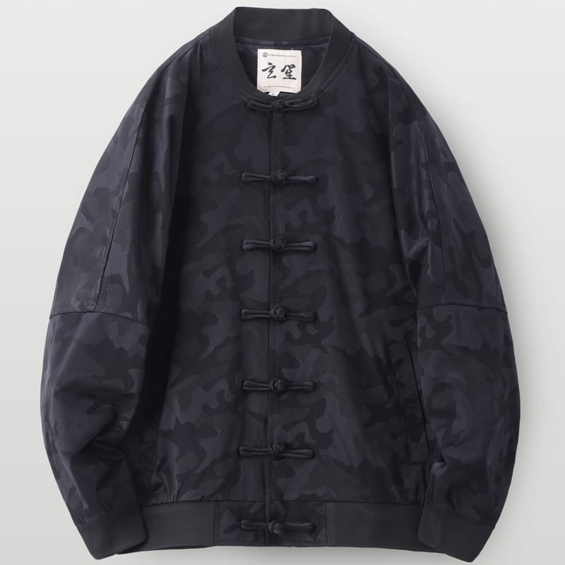 ジャガード織で迷彩柄を表現したジャケット。リブ編みの立ち襟と袖口が特徴