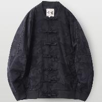 ジャガード織で迷彩柄を表現したジャケット。リブ編みで作られた立ち襟と袖口が特徴です。