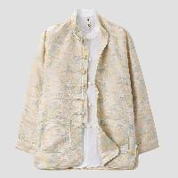 光沢のあるシルクライクな生地を使ったジャケット。前立てやポケットのパイピングがカジュアルなイメージです。