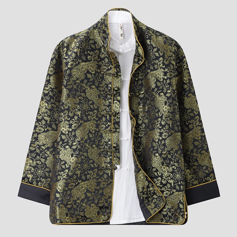 精緻な金襴模様が施されたジャケット。豪華なサテンのような生地