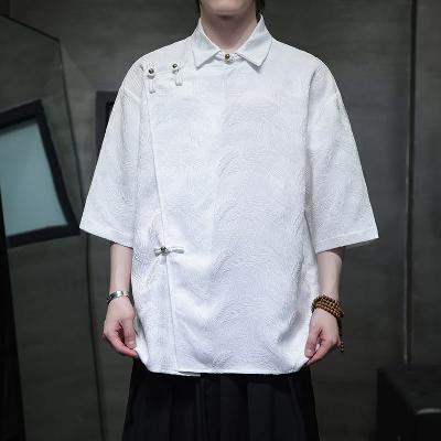 爽やかなアイスシルクのシャツ。斜め開きと装飾ボタンが特徴！