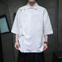 爽やかなアイスシルクのシャツ。斜め開きデザインと装飾ボタンが特徴。