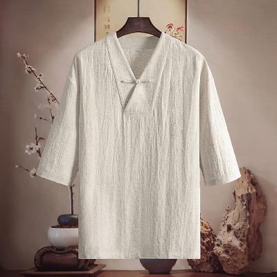 ゆったりとした５分袖のTシャツ。通気性が高い綿麻素材を使用