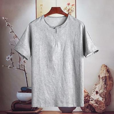 襟元のボタンがおしゃれなTシャツ。通気性の高い薄手綿麻を使用