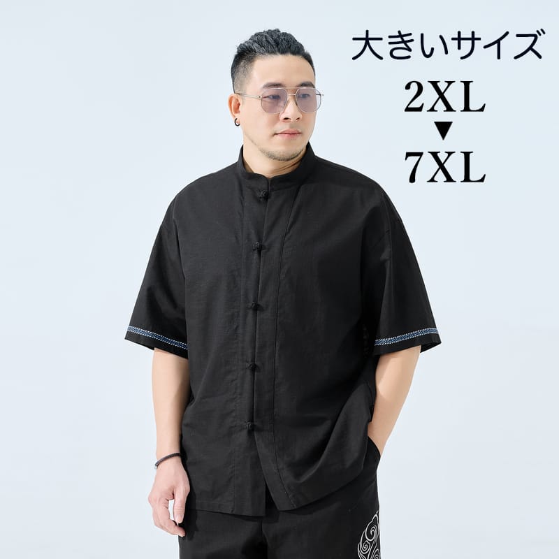 がっちり体型向けの半袖シャツ。袖口の青色テープ装飾がおしゃれ