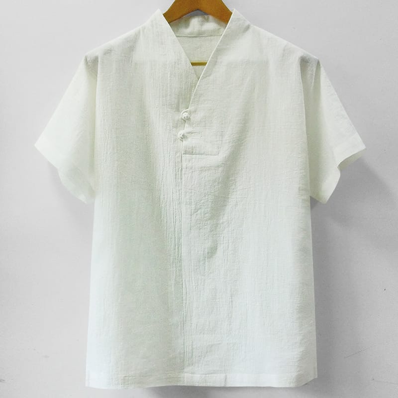 洗いをかけた薄手綿麻のTシャツ。V字の襟元と２つの玉ボタンがおしゃれ