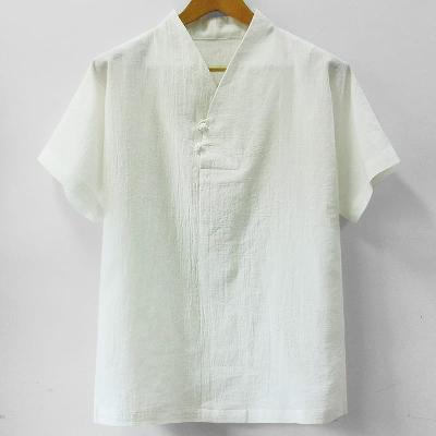 洗いをかけた薄手綿麻のTシャツ。V字の襟元と２つの玉ボタンがおしゃれ