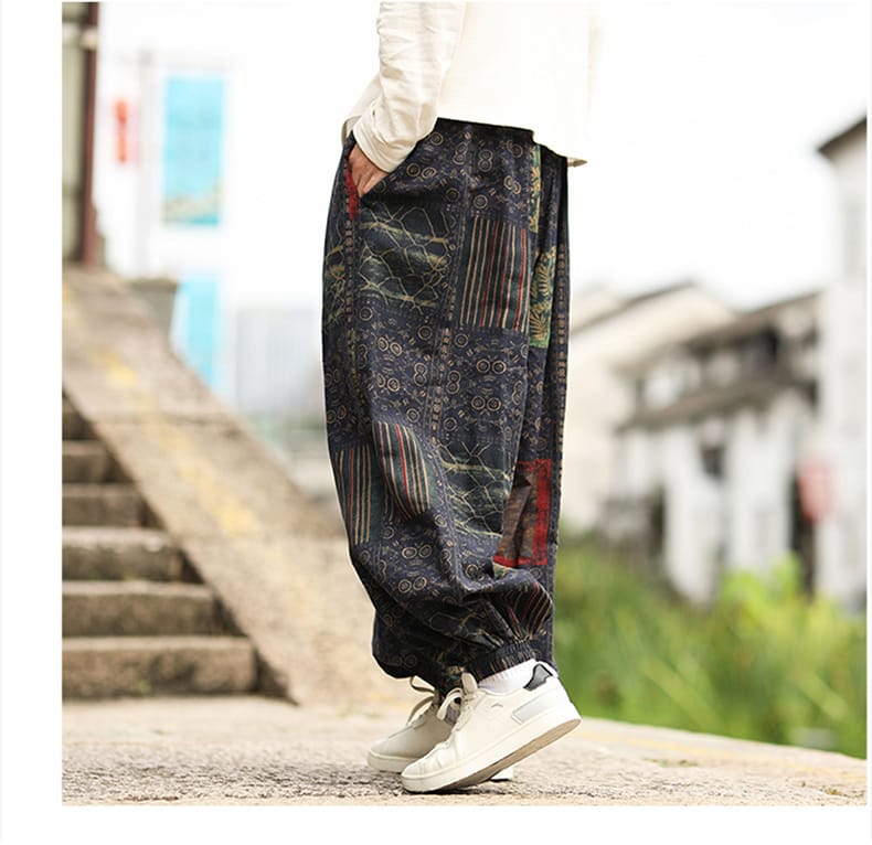 裾をゴムで絞る中国のパンツ