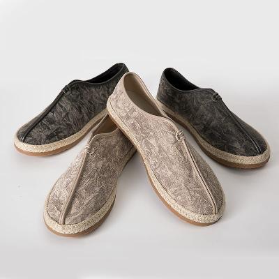 中国の伝統的なデザインを取り入れたメンズ向けレザーシューズ