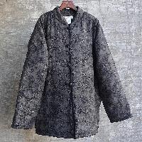 花柄のジャカード織りが美しい中綿ジャケット。モダンで洗練された復古スタイルのコートです。