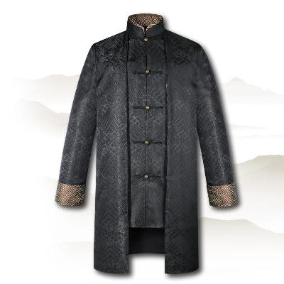 伝統的唐装スタイルの礼服。レトロモダンな雰囲気に仕上げた一着